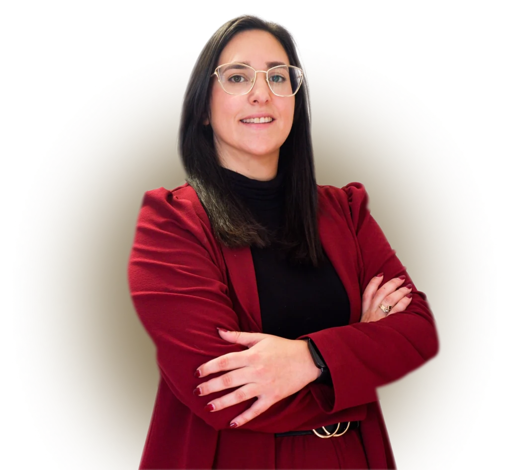 Advogada Carolina Bucete Oliveira a sorrir de braços cruzados, com um fato vermelho vestido.
